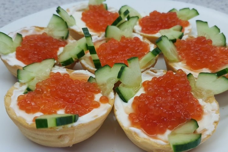Tartaletas con caviar rojo