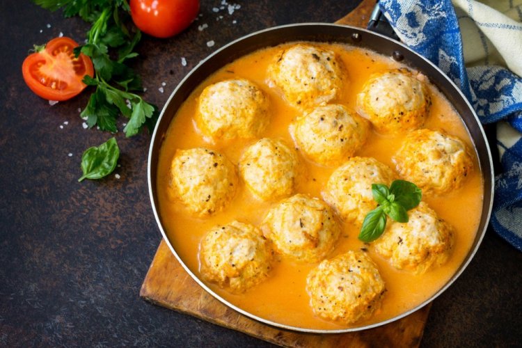 Salsa de tomate y crema agria para albóndigas