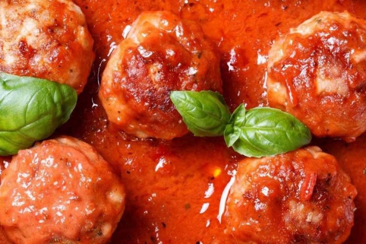 Salsa con tomates y albahaca para albóndigas