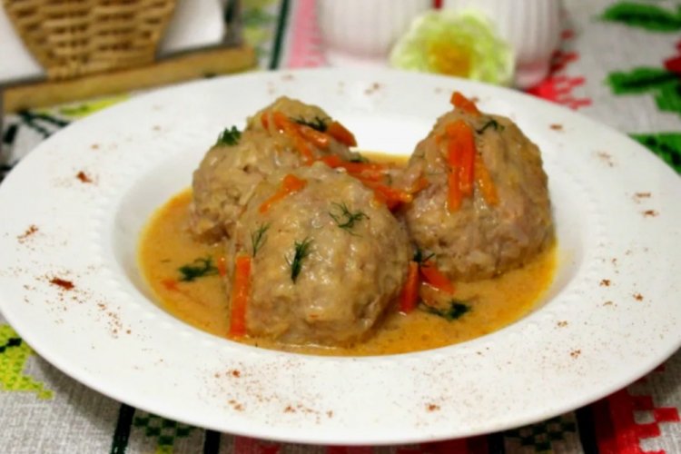 Salsa con cebolla y zanahoria para albóndigas