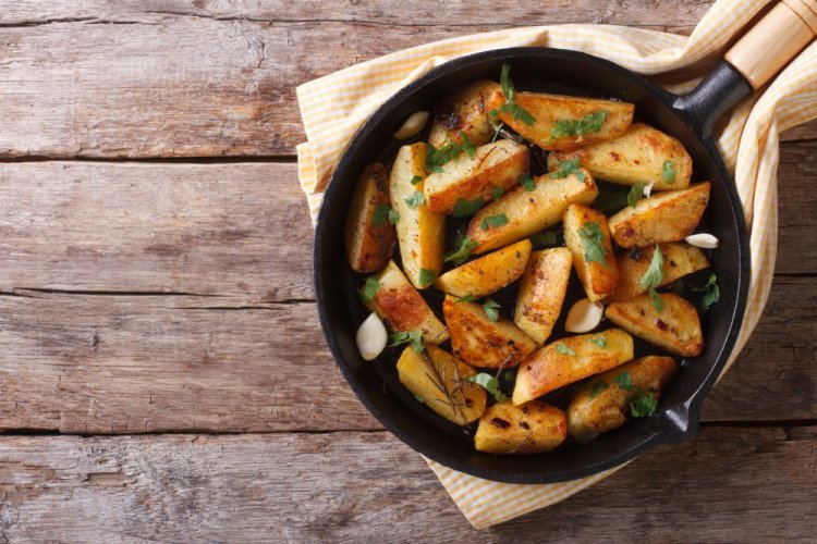 Patatas rústicas en sartén