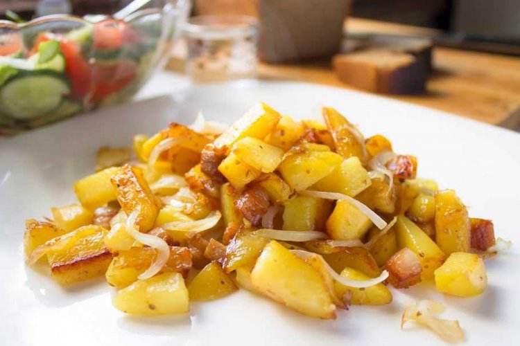 Patatas con chicharrones en sartén