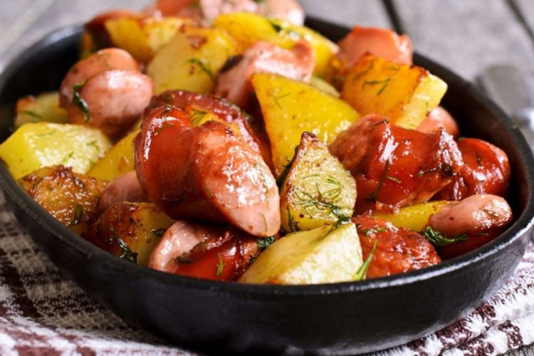 Patatas con salchichas en sartén