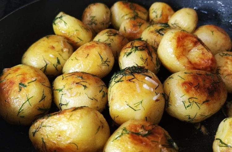 Patatas nuevas en sartén