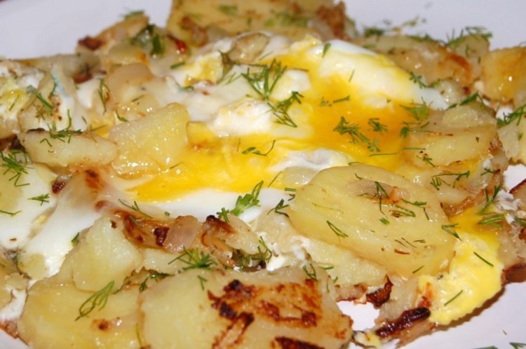 Patatas con huevo en sartén