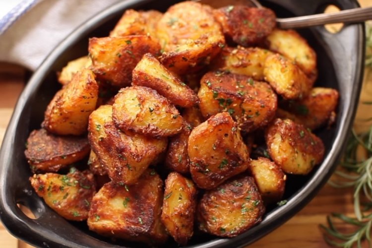 Patatas con salsa de soja en sartén