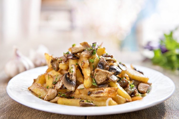 Patatas con champiñones y cebolla en sartén