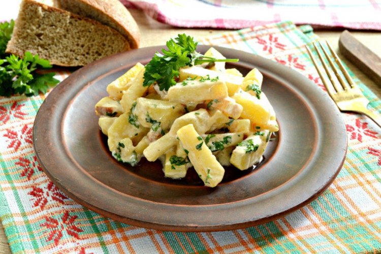Patatas en crema agria en sartén