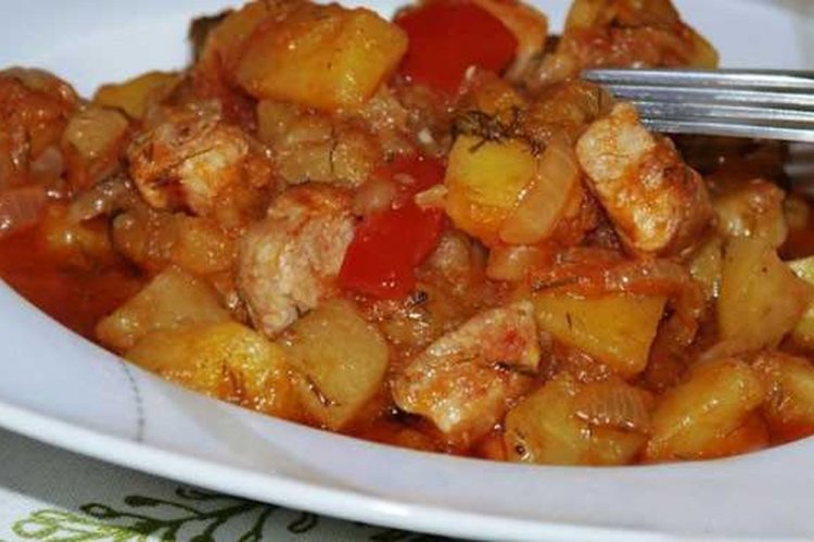 Patatas con cerdo en tomate en sartén