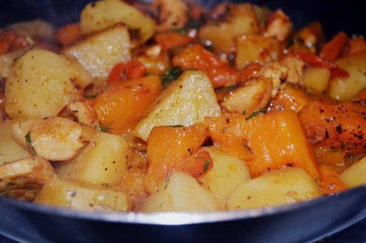 Patatas con verduras en sartén