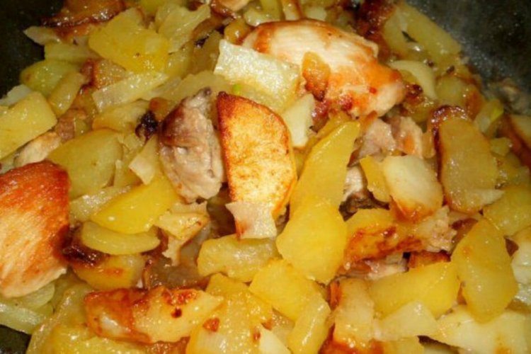 Patatas con pollo en sartén