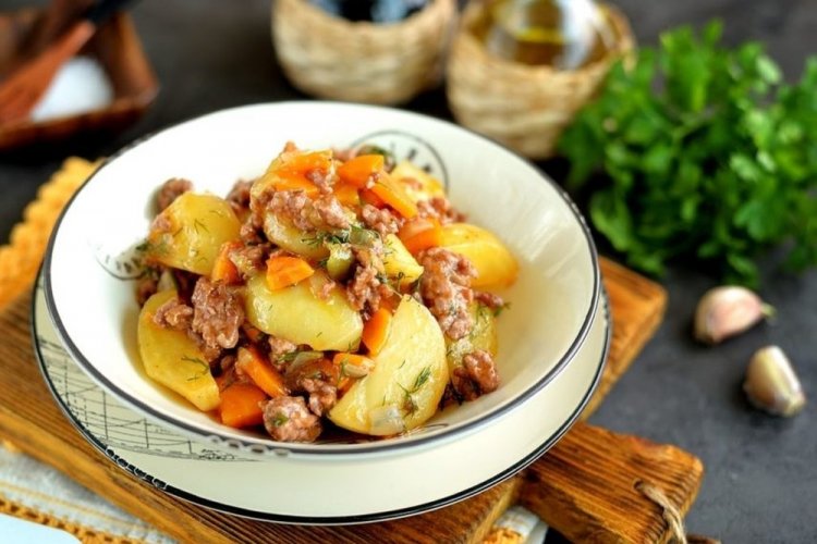 Patatas con carne picada en sartén