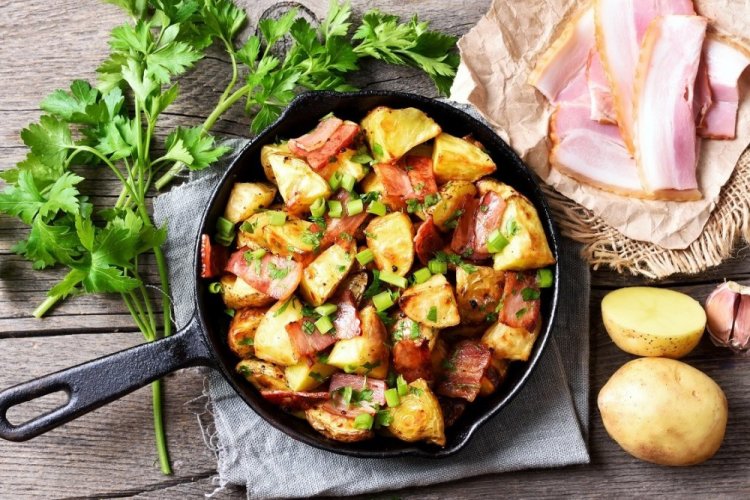 Patatas con beicon en sartén