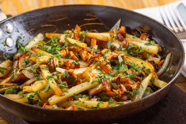 Patatas con rebozuelos en sartén