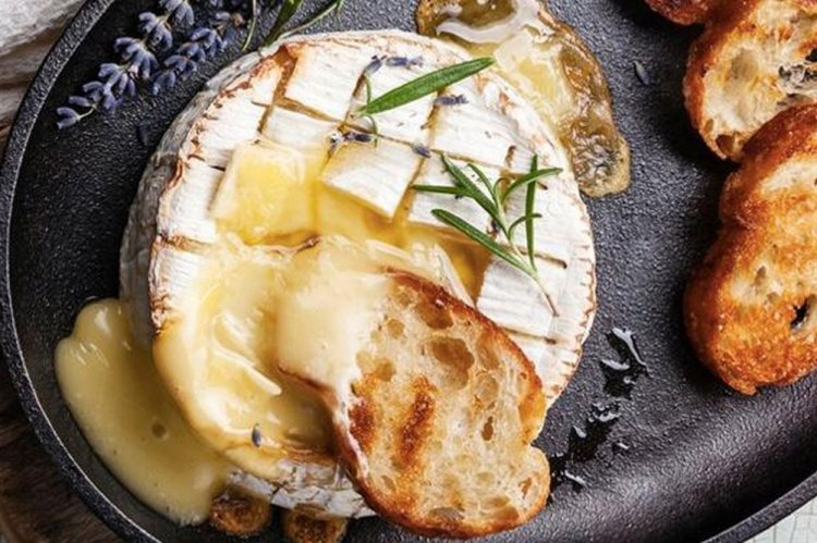 Camembert with Garlic in the Oven