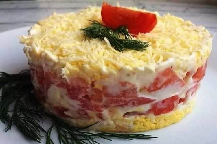 Layered Salmon and Tomato Salad