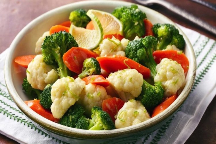 Salad with Broccoli, Cauliflower, and Tomatoes