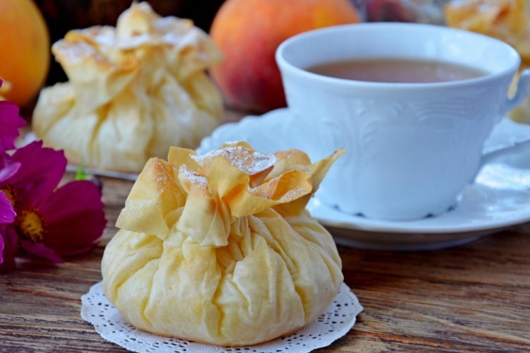 Phyllo Dough Pouches with Berries