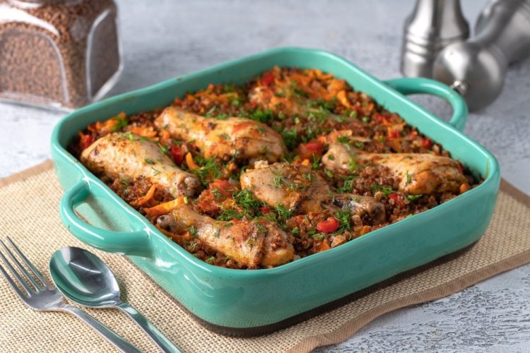 Muslos de pollo con trigo sarraceno al horno