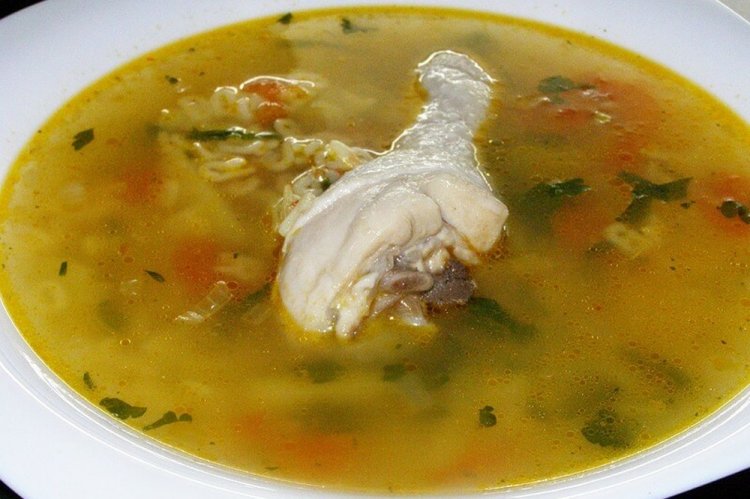 Sopa ligera de verduras con muslos de pollo