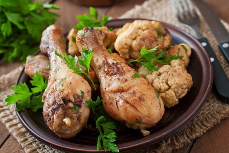 Muslos de pollo saludables con coliflor