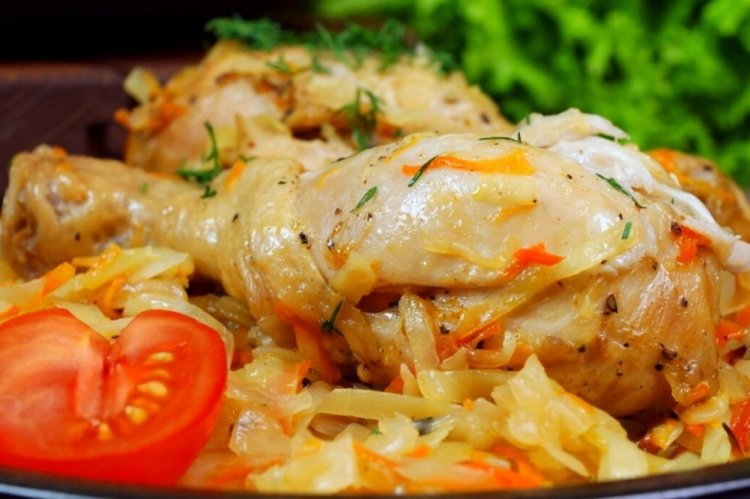 Muslos de pollo asados con repollo