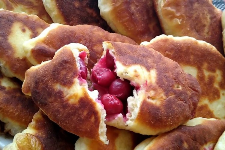 Pirozhki con kéfir y cerezas