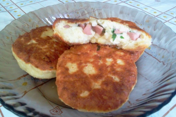 Pirozhki con kéfir, salchicha y queso