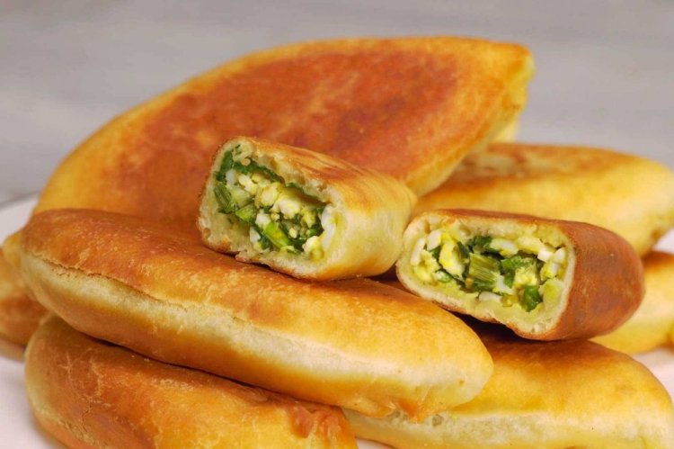 Pirozhki con kéfir, cebolla y huevos