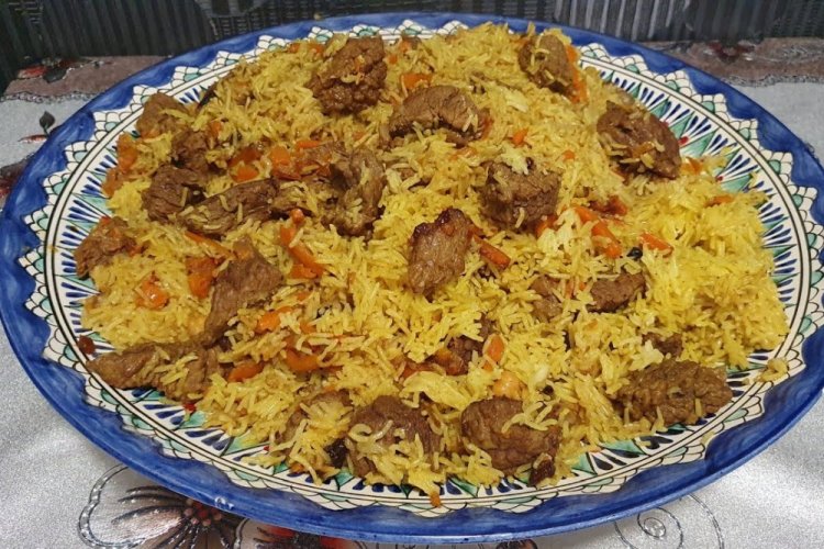 Plov con carne de res en caldero afgano