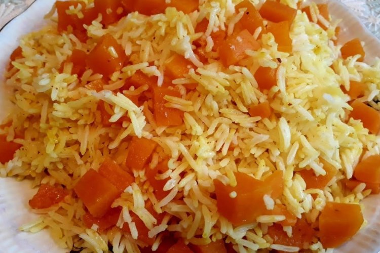 Plov vegetariano con calabaza en caldero afgano