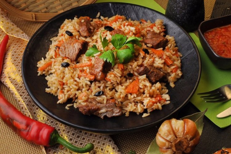 Plov con cordero en caldero afgano