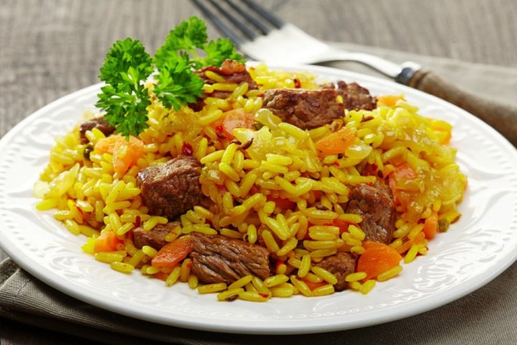 Plov con cerdo en caldero afgano