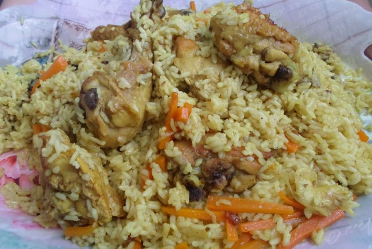 Plov con pollo en caldero afgano