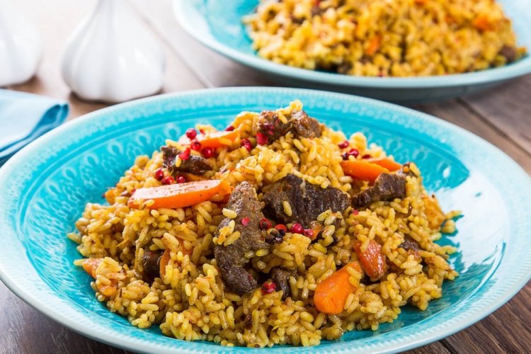 Plov con albaricoques secos en caldero afgano