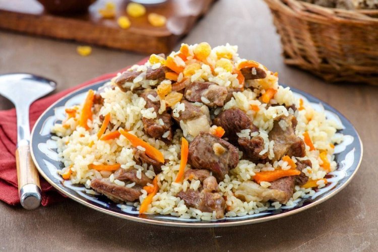 Plov con pasas y nueces en caldero afgano