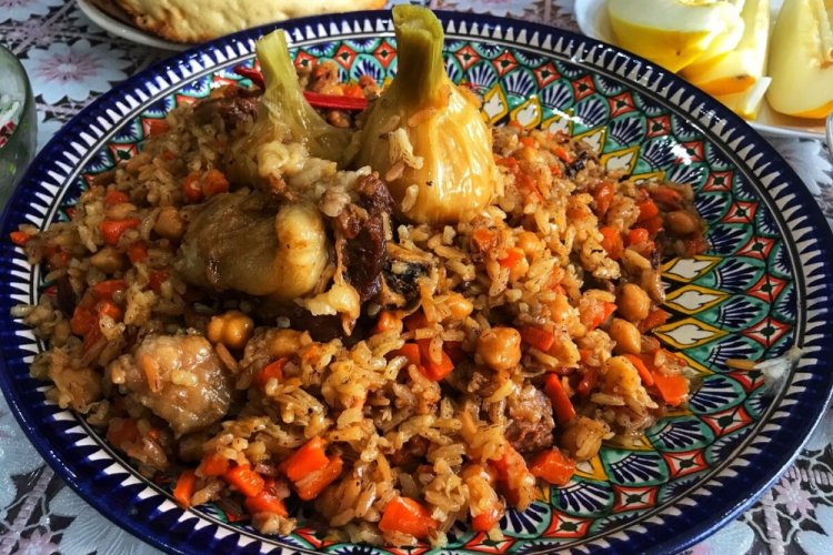Plov con garbanzos en caldero afgano