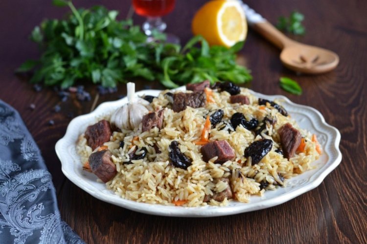 Plov con ciruelas pasas en caldero afgano