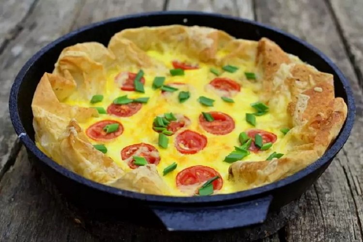 Huevos revueltos en pan de pita