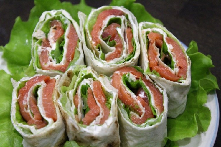 Rollo saludable de pan de pita con salmón