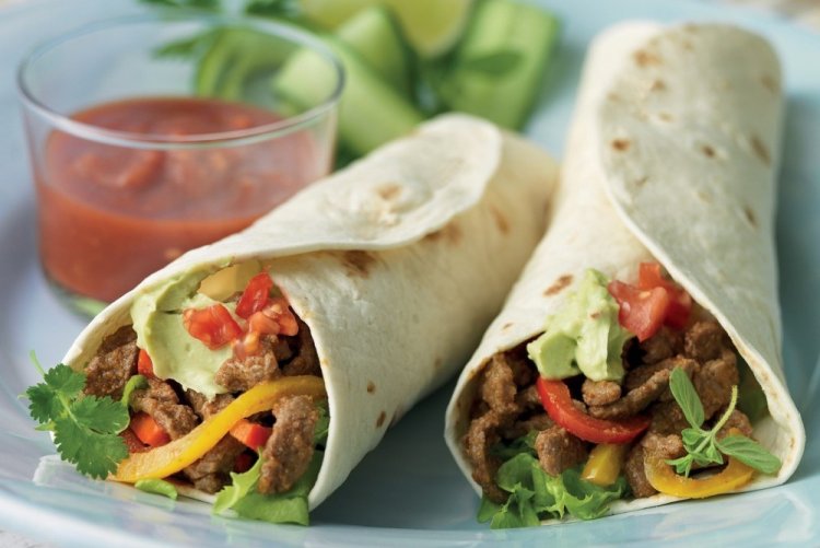 Rollo de pan de pita con ternera y verduras
