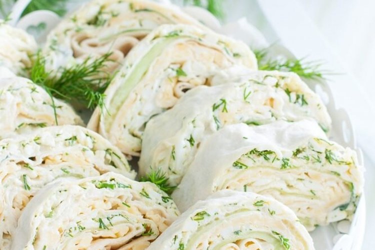 Rollo de pan de pita con huevo y pepino
