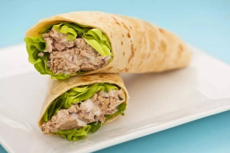 Rollo de pan de pita con atún