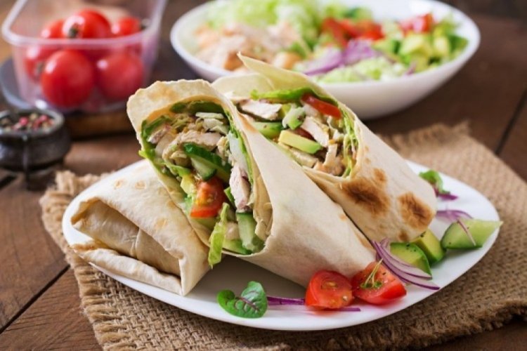Shawarma saludable de pollo y aguacate