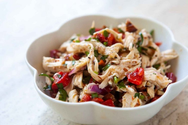 Ensalada saludable con pollo y pimiento morrón