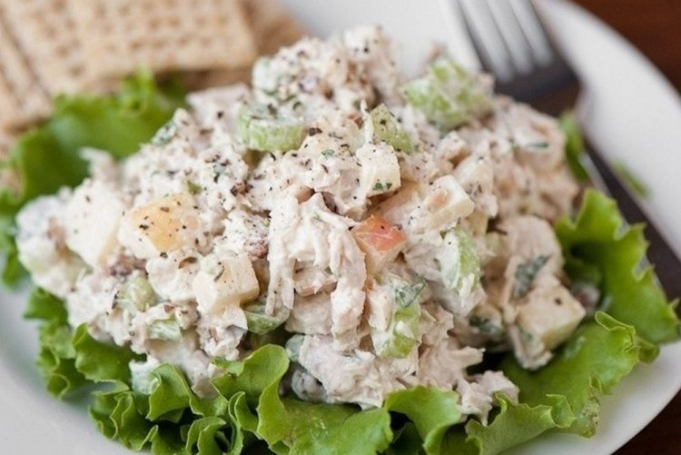 Ensalada saludable con pollo, pepinos y manzanas