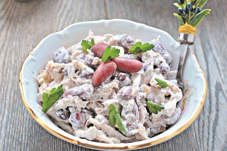 Ensalada saludable con pollo y frijoles