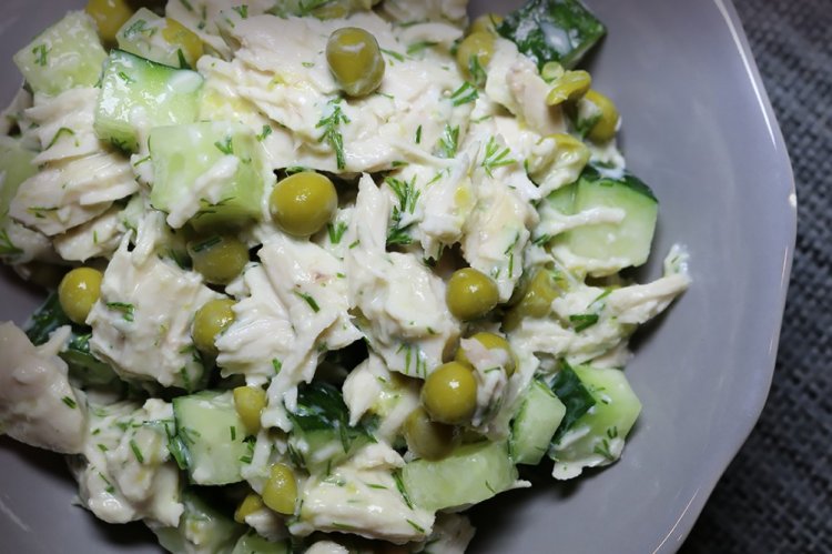 Ensalada saludable con pollo y guisantes verdes