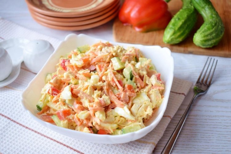 Ensalada saludable con pollo, zanahoria y huevos