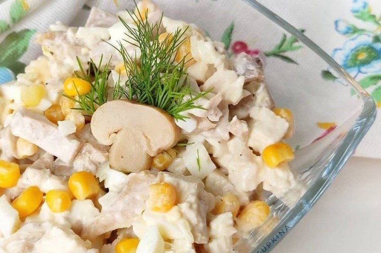 Ensalada saludable con pollo y champiñones marinados